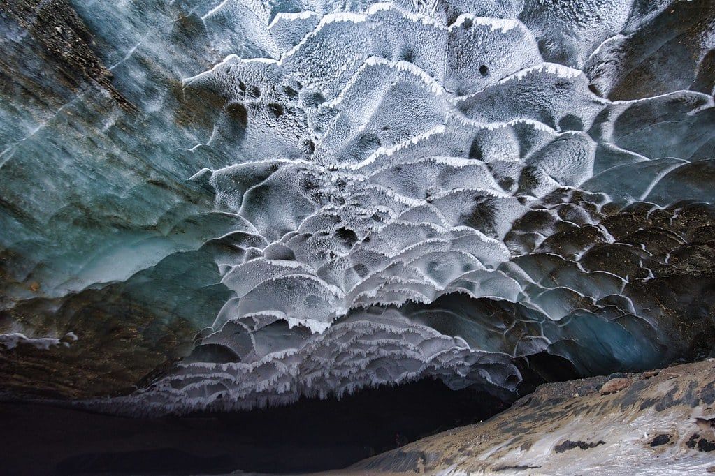 Strukturierte blaue und gefrorene Eisdecke im Inneren der Eishöhle des Castner Glacier.